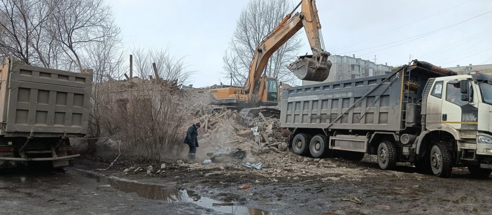 Демонтажные работы спецтехникой (экскаваторы, гидроножницы) стоимость услуг и где заказать - Череповец
