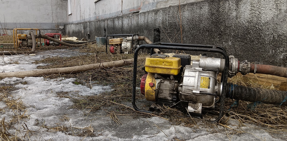 Откачка мотопомпами талой воды из подвала дома в Вологодской области