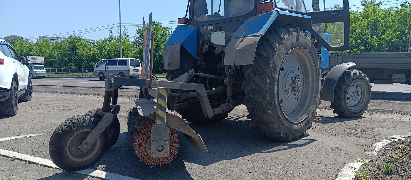 Услуги трактора с щеткой МТЗ в Вологодской области